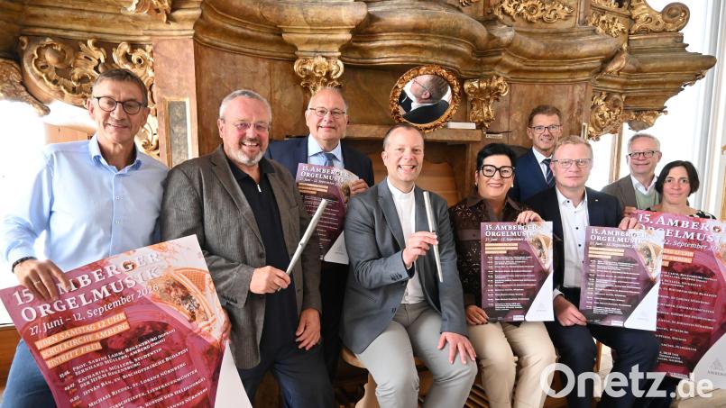 Sie alle sorgen und sorgten dafür, dass die Orgelmusikreihe in der Amberger Schulkirche in diesem Jahr in seine 15. Saison gehen kann. Bild: Simon Hauck, Stadt Amberg