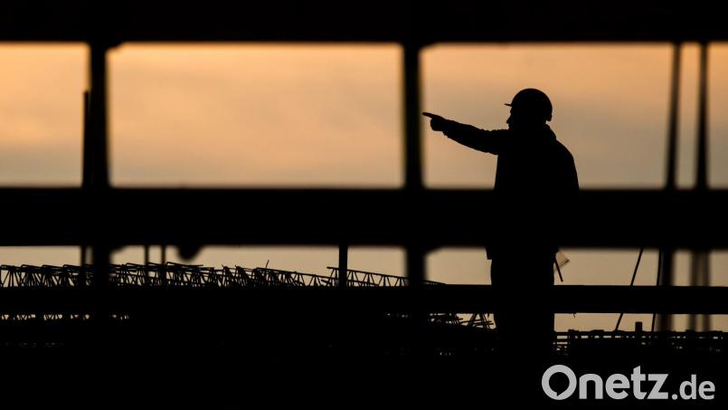 Nicht ein größeres Angebot an qualifizierten Arbeitskräften treibt den Rückgang des Fachkräftemangels, sondern die anhaltende Wirtschaftsschwäche. (Archivbild) Bild: Julian Stratenschulte/dpa