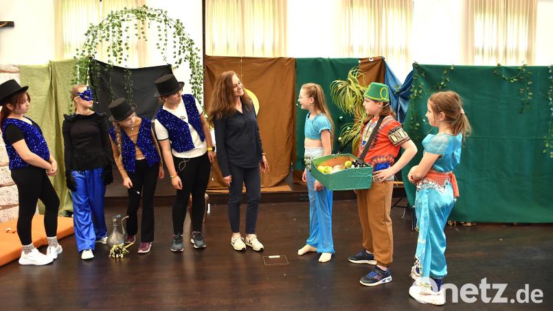 Während der Generalprobe gibt es noch jede Menge zu klären: Gesangslehrerin Susanne Behnes-Wessel (Mitte) bespricht mit den jungen Darstellerinnen und Darstellern den weiteren Verlauf des Musicals. Bild: Ulla Britta Baumer