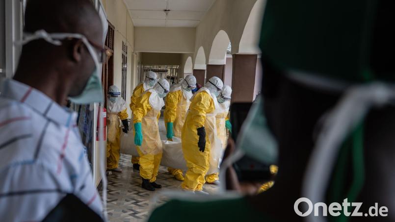 Das Virus kann auch durch Kontakt mit Verstorbenen verbreiten (Archivbild) Bild: Moses Sawasawa/AP/dpa