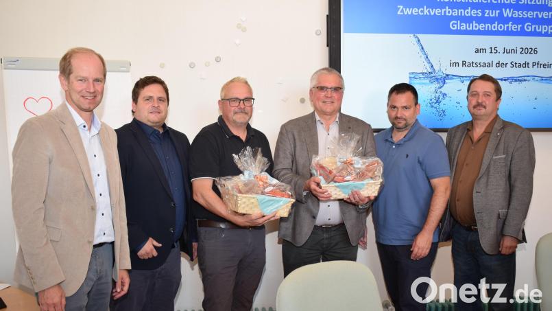 Der Zweckverband Glaubendorfer Gruppe verabschiedete seinen bisherigen Vorsitzenden Richard Tischler (Dritter von rechts) und seinen Stellvertreter Armin Kiener (Dritter von links). Neugewählt als Vorsitzender wurde Bürgermeister Florian Reger (Zweiter von links) und als Stellvertreter Bürgermeister Reinhard Schwarz(rechts). Mit im Bild sind Bürgermeister Konrad Kiener (links) und Bürgermeister Sebastian Hartl (Zweiter von rechts). Bild: Richard Braun