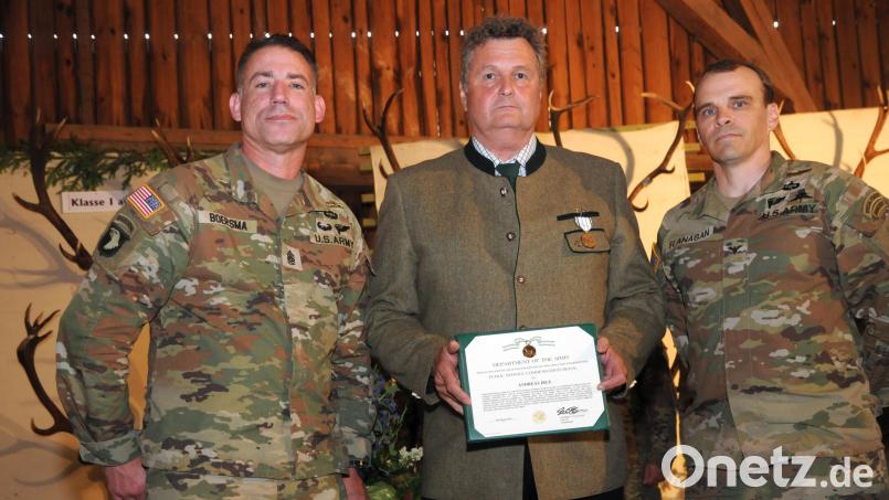 Mit der "Public Service Commendation Medal" zeichnete der Kommandant der US-Garnison, Colonel Stephen C. Flanagan (rechts), gemeinsam mit Command Sergeant Major James A. Boersma (links) den langjährigen Bundesförster Andreas Irle aus. Bild: Joachim Gebhardt