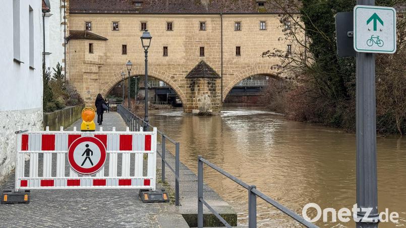 Ein inzwischen fast schon vertrautes Bild: Der Durchgang entlang der Amberger Schiffgasse durch die Stadtbrille ist wegen der steigenden Vilspegel gesperrt. Bild: Petra Hartl