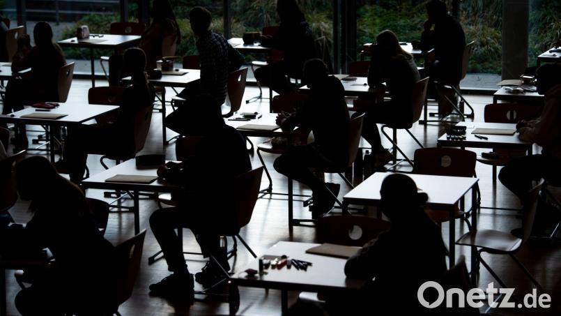 Künstliche Intelligenz wird an bayerischen Schulen zur immer größeren Herausforderung, wenn es darum geht, Betrugsversuche zu unterbinden. (Symbolbild) Bild: Sven Hoppe/dpa