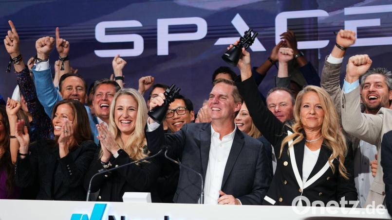 Manager von SpaceX läuteten das Börsendebüt an der Technologiebörse Nasdaq ein. (Archivbild) Bild: Frank Franklin II/AP/dpa