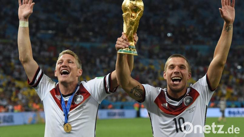 NBA-Basketball oder Boxkämpfe haben Lukas Podolski (r) früher aus dem Bett geholt, die Fußball-WM nun nicht mehr. (Archivbild) Bild: Andreas Gebert/dpa