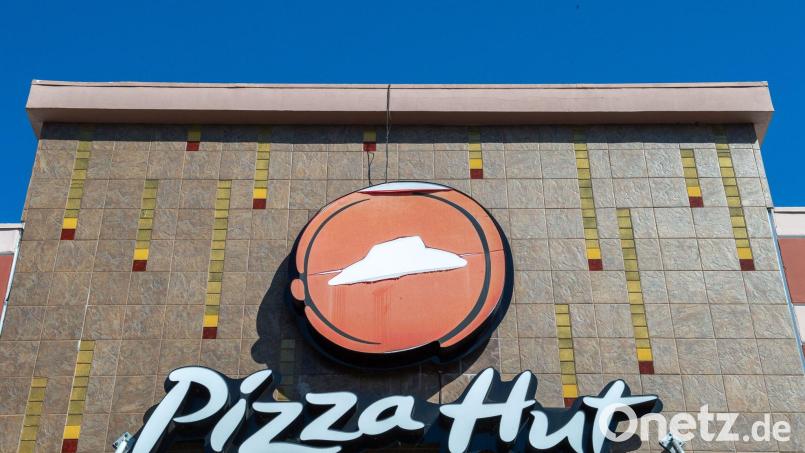 Pizza Hut war bisher unter einem Dach mit den Fast-Food-Ketten KFC und Taco Bell. Bild: Andrej Sokolow/dpa