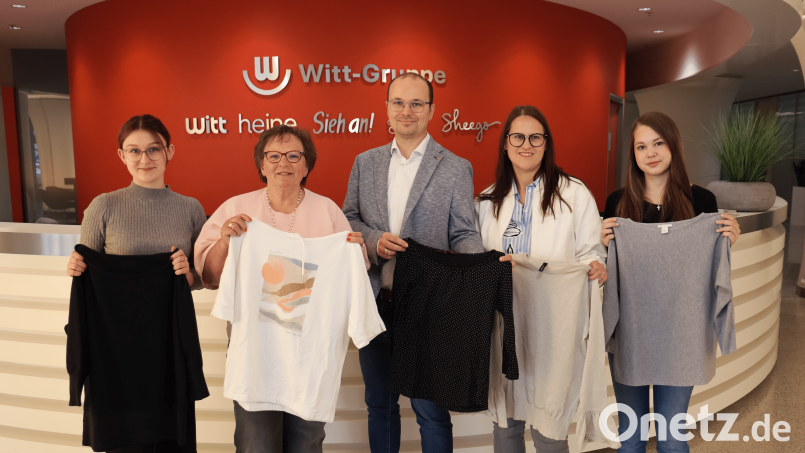 Die Auszubildenden der Witt-Gruppe, Madeleine Adam (rechts) und Vanessa Reichl (links), übergaben die gesammelten Kleidungsstücke an die Caritas Weiden-Neustadt.Petra Grommas/Witt-Gruppe Bild: Petra Grommas/Witt-Gruppe