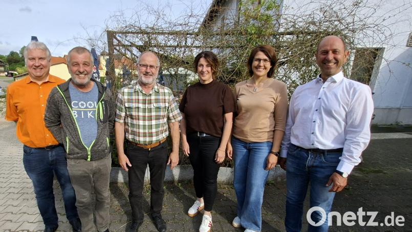 Ensdorfs Bürgermeister Hans Ram (rechts) verabschiedete (daneben, von rechts) Lisa Übler, Sigrid Gebhardt, Hans Eichenseer und Werner Scharl aus dem Gemeinderat und zeichnet Markus Dollacker aus Bild: Lothar Trager