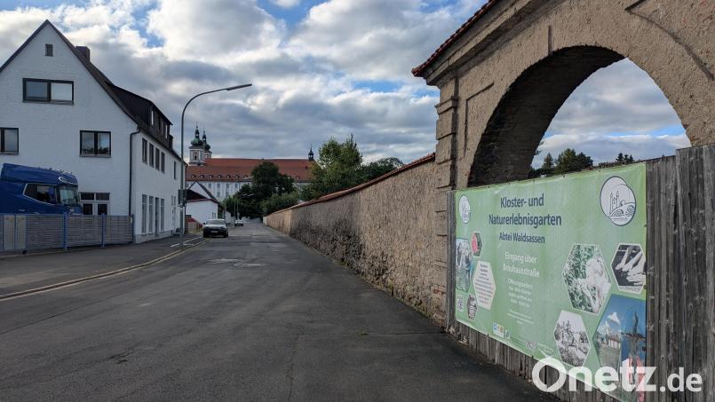 Die Brauhausstraße mit der markanten Klostermauer soll optisch aufgewertet werden. Noch diesen Herbst werden die Kanal- und Wasserleitungen erneuert, nächstes Jahr folgt der Straßenausbau. Bild: Paul Zrenner