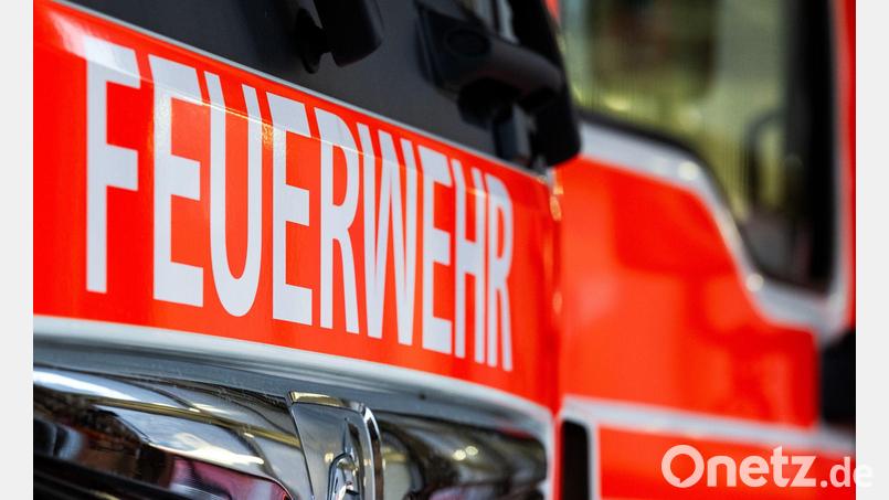 Die Löscharbeiten nach dem Kellerbrand dauerten am späten Abend noch an. (Symbolbild) Bild: Soeren Stache/dpa