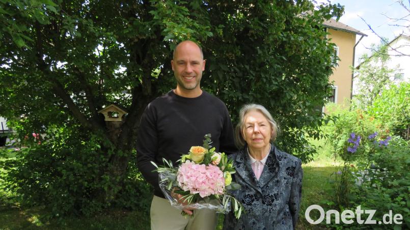 2. Bürgermeister Jens Simon überbrachte die Glückwünsche der Gemeinde an Wilhelma Kiesl. Bild: Johann Adam
