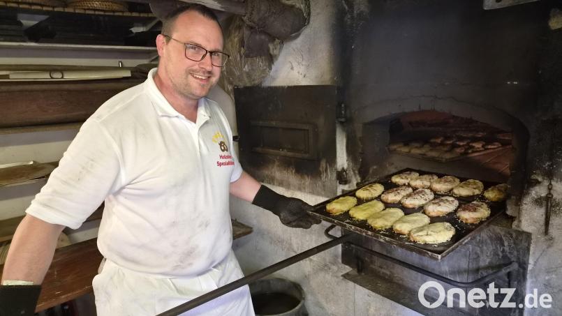 Bäckermeister Florian Pappenberger in seinem Element. Hunderte Gebäcke holte er aus dem Ofen. Bild: Stefan Neidl