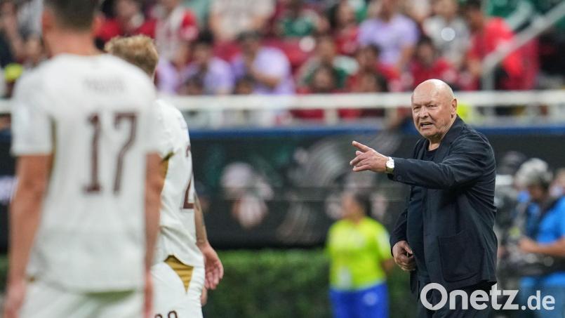 Tschechiens Trainer Miroslav Koubek im ersten WM-Spiel gegen Südkorea. Koubek war Mitte der 1990er Jahre Trainer beim damaligen 1. FC Amberg. Bild: Matias Delacroix/AP/dpa