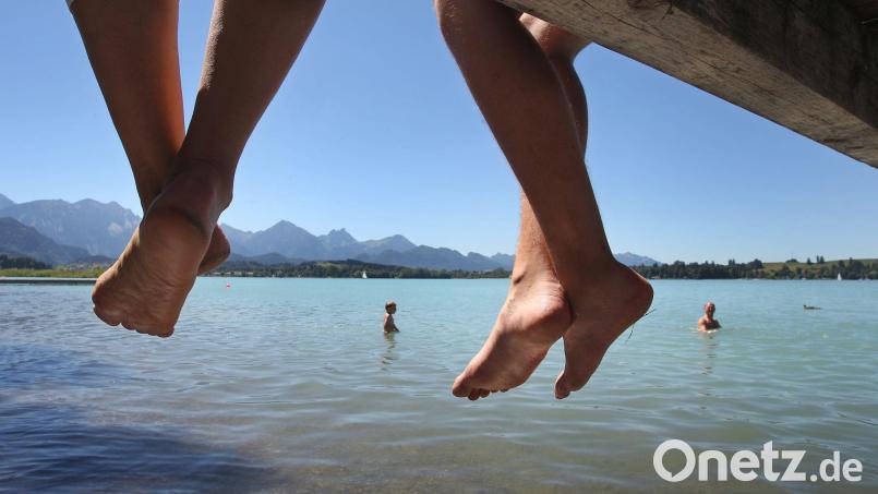 Der Sprung ins kühle Nass ist erfrischend. (Symbolbild) Bild: Karl-Josef Hildenbrand/dpa/dpa-tmn