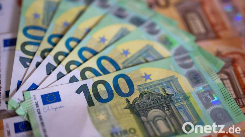 In der Tasche waren laut Polizei rund 1.260 Euro in bar. (Symbolbild) Bild: Monika Skolimowska/dpa