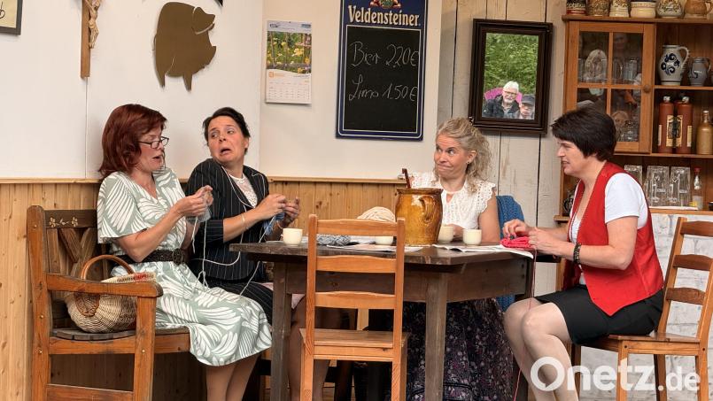 Die vier Frauen (Angels Brunner, Linda Hirsch, Saskia Pirner und Sylvia Arnold) treffen sich zum Strickliesl-Abend. Das alles natürlich nicht in Echt sondern in Königstein im Bauerntheater. Bild: Heidi Kurz