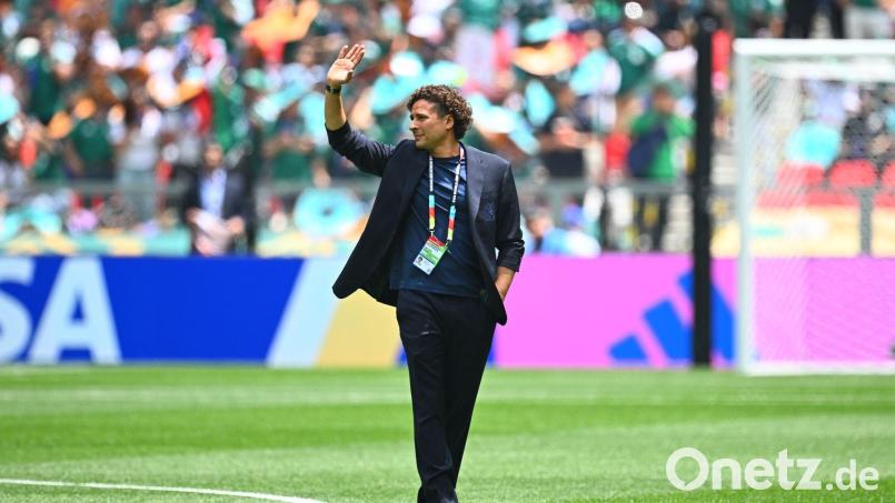 Ein besonderer Moment: Ochoa ging allein über den Rasen vor dem Eröffnungsspiel. (Archivbild) Bild: Tom Weller/dpa