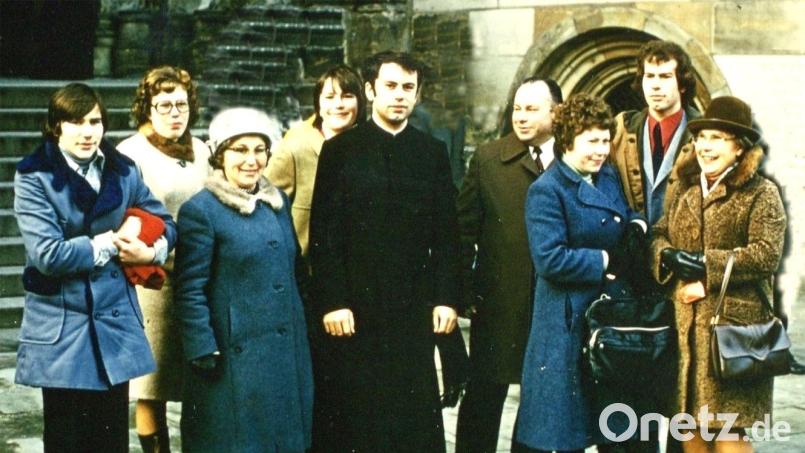 Nach der Weihe zum Diakon im Jahr 1975 stellte sich die anwesende Familie zusammen mit Tante Kuni (Oberlehrerin Kunigunde Friedrich, rechts) zum Erinnerungsfoto vor dem Bamberger Dom auf. Archivbild: Rudi Weber