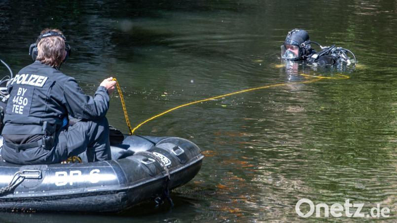 Nach mutmaßlichen Brandanschlägen in der Oberpfalz suchten Polizeitaucher in der Donau bei Regensburg nach möglichen Beweisen. (Symbolbild) Bild: Armin Weigel/dpa