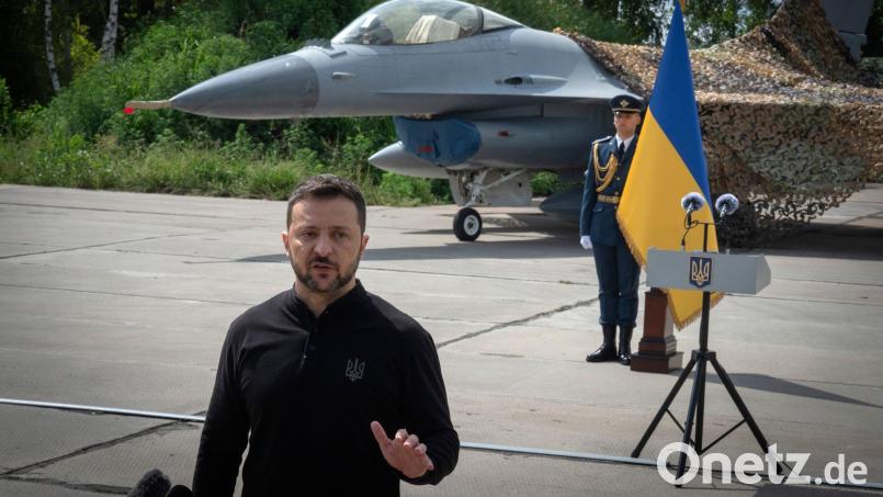 Die Ukraine hat zwar aus den USA F-16-Bomber - wie auf dem Bild zu sehen - erhalten, nutzt aber weiterhin auch sowjetische Kampfbomber wie die Su-24 zur Abwehr russischer Attacken. (Symbolbild/Archiv) Bild: Efrem Lukatsky/AP/dpa