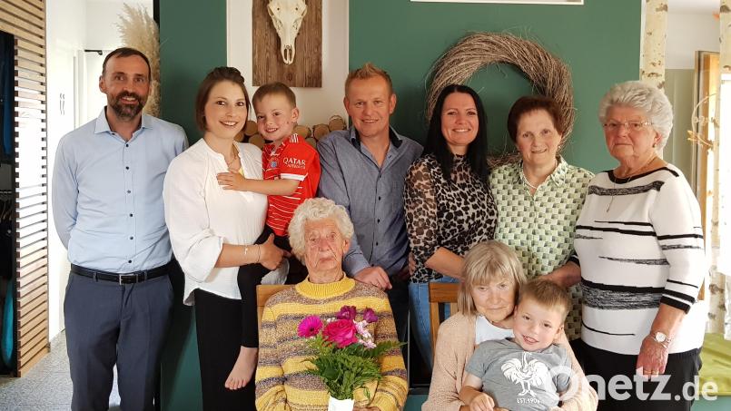 Mathilde Hammerl (vorne links) feierte ihren 95. Geburtstag mit Tochter Monika im Kreise ihrer Familie, Schwester und Verwandten. Auch Bürgermeister Armin Bulenda (links) überbrachte der Jubilarin Glück- und Segenswünsche. Bild: Peter Garreiss