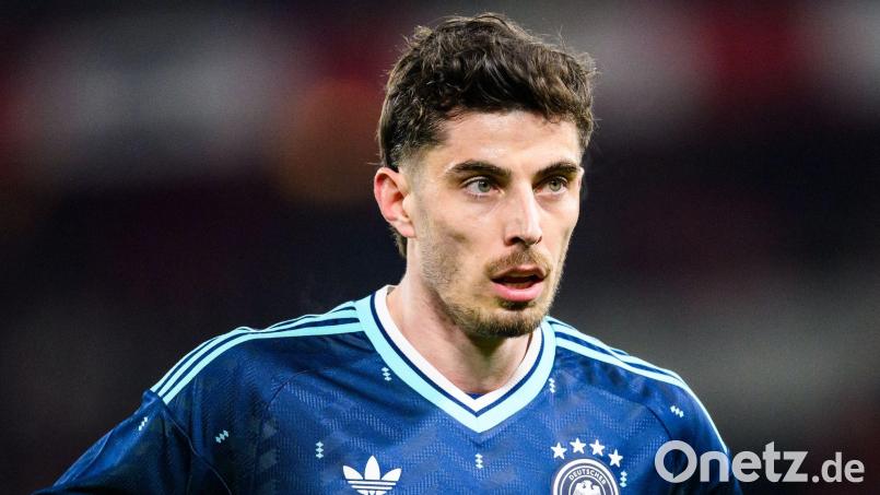 Das blaue DFB-Auswärtstrikot verkauft sich zum WM-Start sehr gut - allerdings gibt es einen kurzfristigen Engpass bei Namen mit dem Buchstaben V - wie etwa bei Kai Havertz. (Archivbild) Bild: Tom Weller/dpa