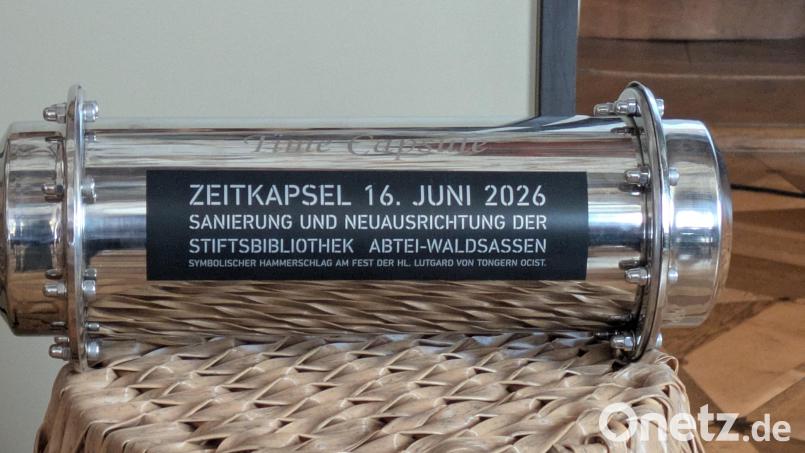 Die Zeitkapsel enthält die aktuelle Tageszeitung, Bargeld, verschiedene Medaillen und eine Urkunde. Bild: Paul Zrenner
