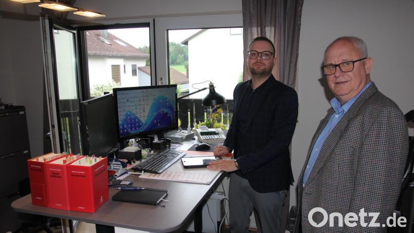 Daniel Ulrich und sein Patenonkel Reinhard Ernstberger im Büro in Konnersreuth. Bild: Konrad Rosner