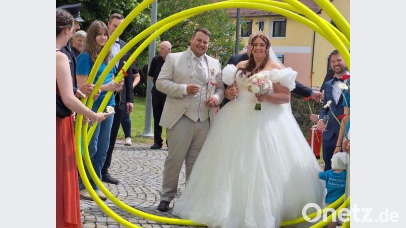Durch ein langes Ehrenspalier schritten Johanna und Markus Böhm nach ihrer Trauung. Bild: Claudia Böhm