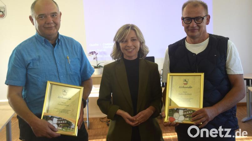 Ausgeschieden aus dem Gemeinderat sind Gerhard Wührl (links) und Markus Burkhard (rechts). Beide wurden von Bürgermeisterin Michaela Treml verabschiedet. Bild: Ernst Frischholz