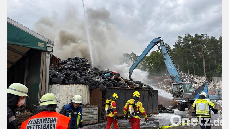 Zahlreiche Feuerwehrleute waren mit den Löscharbeiten beschäftigt. Bild: Daniel Löb/dpa
