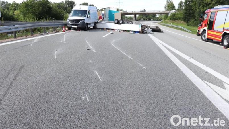Ein Fahrstreifenwechsel auf der A 93 bei Schwarzenfeld führte zu einem Unfall mit zwei beschädigten Fahrzeugen. Bild: Autobahnpolizeistation Schwandorf