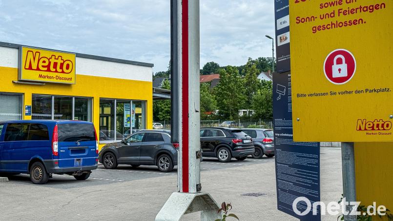 Netto bietet Vermietung freier Parkflächen an. In Amberg startet das Feierabendparken ab sofort an der Netto-Filiale am Kaiser-Ludwig-Ring 1. Bild: Stephan Huber