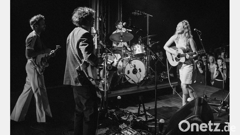 CATT & Band treten im Innenhof der Regionalbibliothek Weiden auf. Bild: Charlotte Krusche