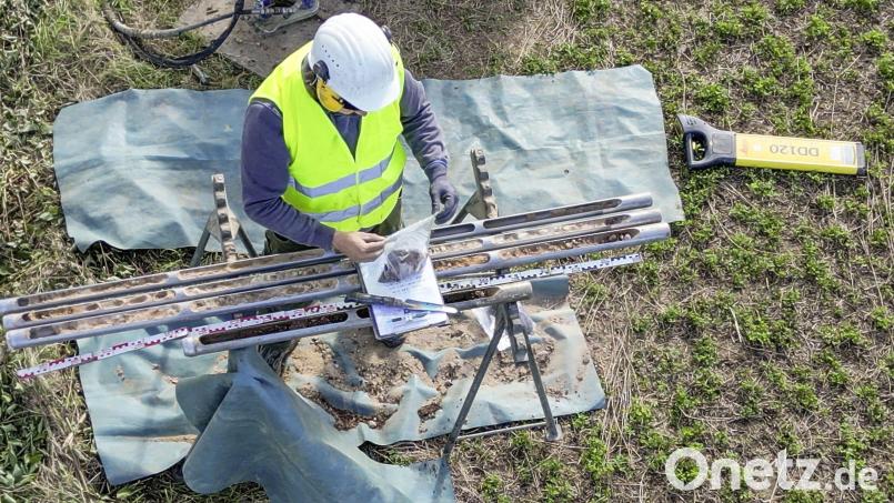 Mitarbeiter von Buchholz und Partner verpacken Bodenproben in Plastiktüten. Die Experten werden in den kommenden Wochen die Trasse zwischen Weiden und Schirmitz unter die Lupe nehmen. Bild: Wolfgang Geyer