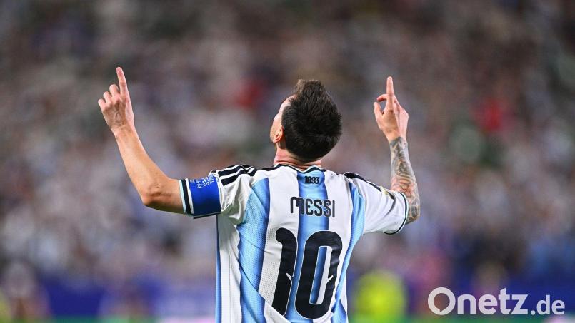 Lionel Messi bejubelt einen seiner drei Treffer gegen Algerien. Bild: Tom Weller/dpa