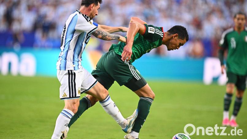 Umstrittene Szene: Lionel Messi foult seinen Gegenspieler. Bild: Tom Weller/dpa