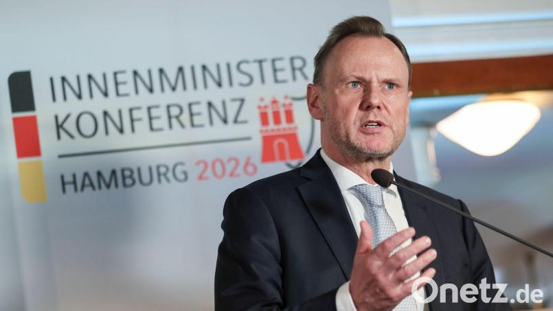 Andy Grote (SPD) ist diesmal Gastgeber der Innenministerkonferenz (IMK). (Archivfoto) Bild: Christian Charisius/dpa