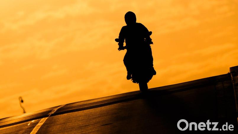 Ein verurteilter Mörder ist bei einem begleiteten Freigang mit einem Motorrad geflohen. (Symbolbild) Bild: Julian Stratenschulte/dpa