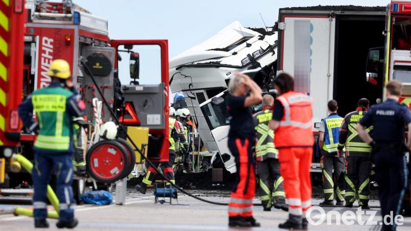 Zahlreiche Kräfte von Polizei, Feuerwehr und Rettungsdienst waren nach dem Unfall im Einsatz. Bild: Karl-Josef Hildenbrand/dpa