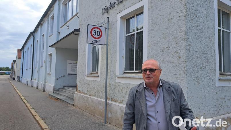 Bildungsunternehmer Hubert Döpfer steht vor dem Gebäude des ehemaligen Vereinshauses, das er 1999 erwarb und nun abreißen will. Dort sollen Wohnungen für Mitarbeiter und Auszubildende entstehen. Bild: Rudolf Hirsch