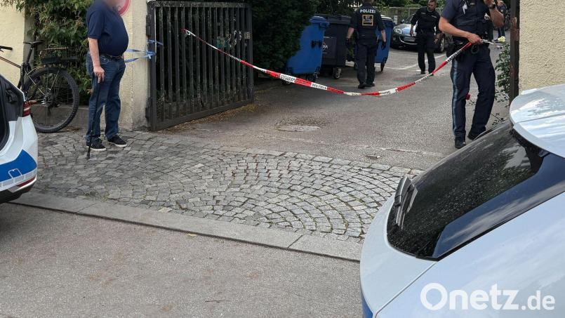Mit 40 Streifenwagen jagt die Polizei in München einen Juwelenräuber. (Symbolbild) Bild: Christof Rührmair/^dpa/dpa