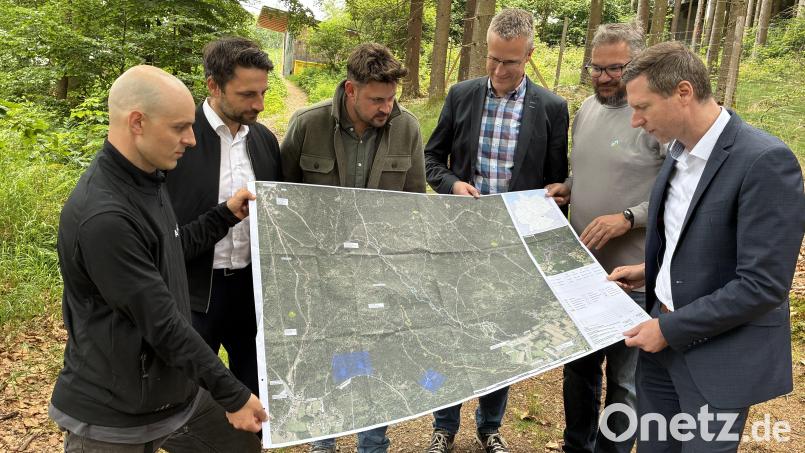 Präsentieren am Ausgang des künftigen Flowtrails zur Bleaml Alm den Streckenplan zu Los 2 (von links): Urban Niedermayr (Firma Allegra), die Bürgermeister Sebastian Zwenzner (Warmensteinach), Sebastian Voit (Fichtelberg) und Michael Schreier (Bischofsgrün) sowie Zweckverbandsgeschäftsführer Markus Döhla und Landrat Florian Wiedemann. Bild: Hannes Huttinger