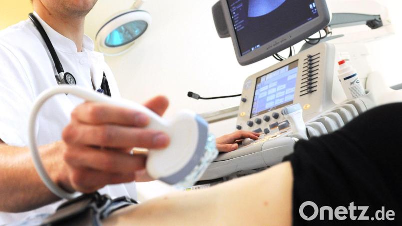 Für bestimmte Ultraschall-Untersuchungen müssen Patienten selbst zahlen. (Archivbild) Bild: Angelika Warmuth/dpa