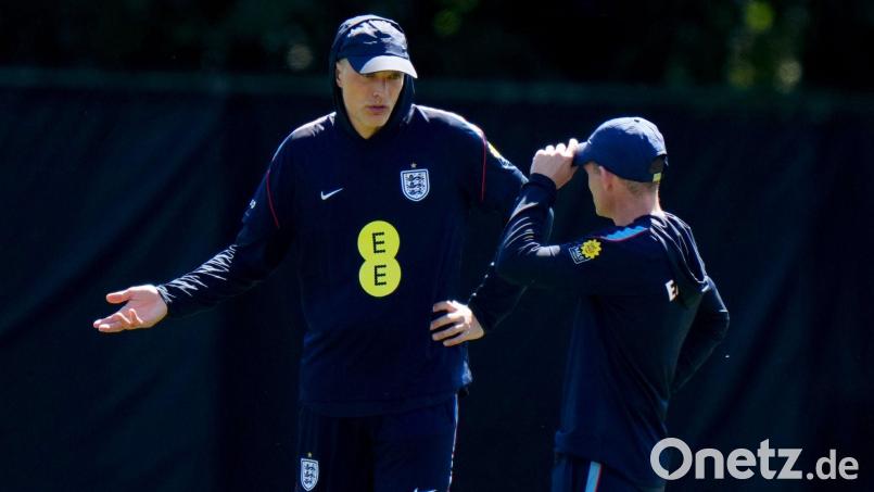 Noch zu schüchtern für die englische Nationalhymne - England-Coach Tuchel mag sie noch nicht singen bei der WM. Bild: Bradley Collyer/PA Wire/dpa