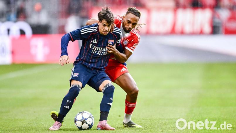 Lyons Afonso Moreira im Zweikampf mit Bayern Münchens Sascha Boey in einem Testspiel im vergangenen August. Bild: Harry Langer/dpa