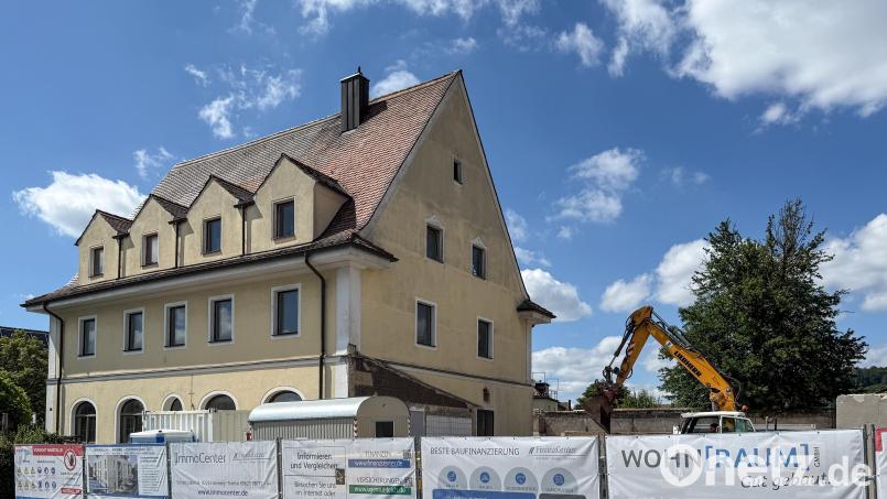 Die Bagger sind schon angerückt. Am Montag beginnt der Abriss der Mosacher Stubn. Bild: Petra Hartl