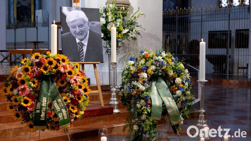 Vertreter aus Politik, Kirche und Wissenschaft haben in der Münchner Frauenkirche Abschied von Hans Maier genommen. Der CSU-Politiker war am 8. Juni im Alter von 94 Jahren gestorben. Bild: Sven Hoppe/dpa