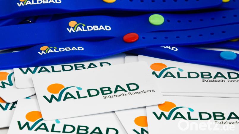 Die Dauerkarten für das Waldbad in Sulzbach-Rosenberg sind mit einem RFID-Chip (Radio Frequency Identification) versehen. Das ist nicht kompatibel mit dem NFC-System (Near Field Communication) von Smartphones. Archivbild: Petra Hartl
